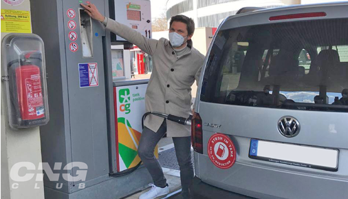 Steffen Krach beim CNG-Tanken