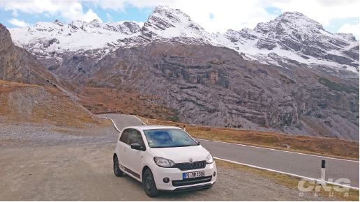 Auto in Gebirge
